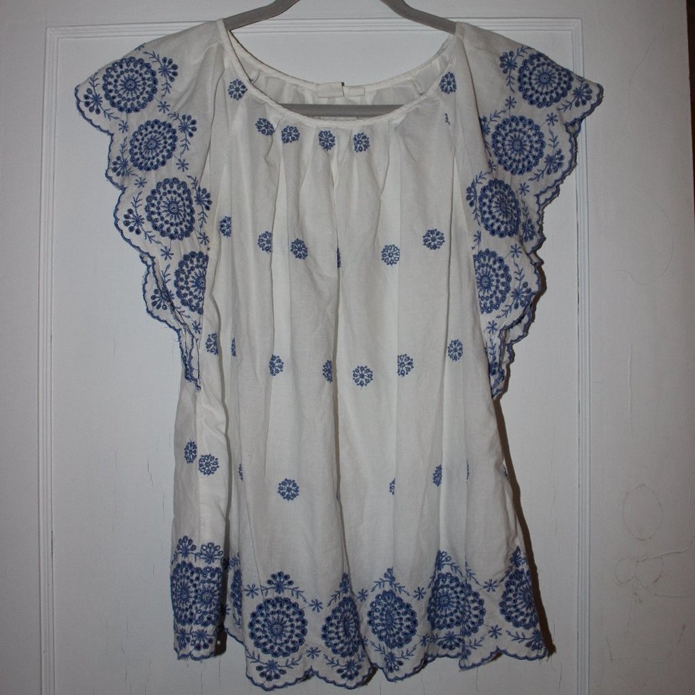 Flowy white blouse with open sleeves